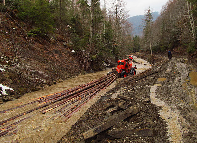Cesta je rozbahněná, vezmeme to řekou.