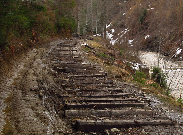 Trať musela být zničena nedávno.