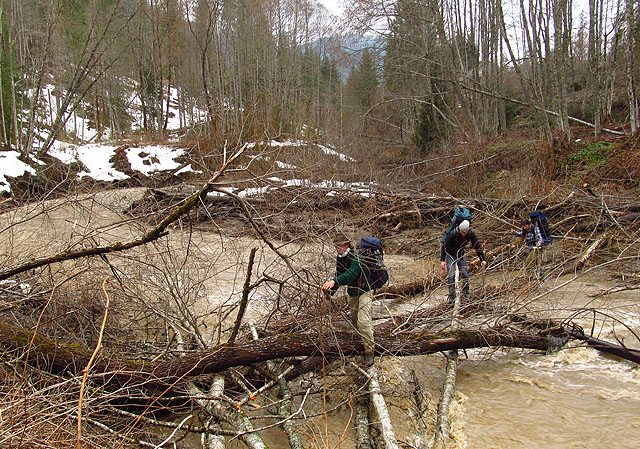 Konečně se dostáváme přes řeku!