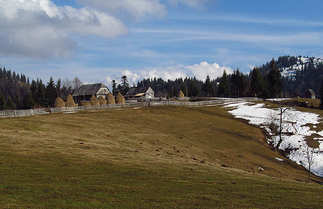 Hory se zbarvují dozelena.