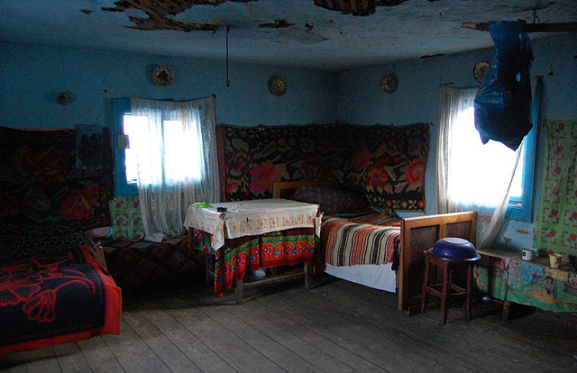 Sice bychom mohli dovnitř, ale nechtěli jsme narušovat soukromí majitele.