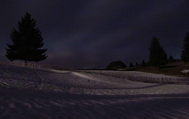 Večer zalil stříbrnou září krajinu úplněk.