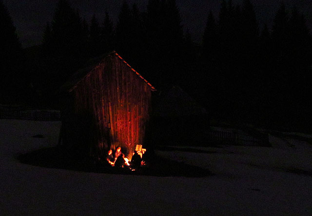 Poslední oheň v závětří stodoly.