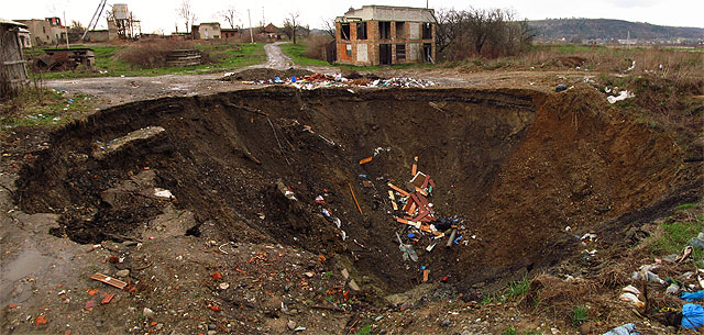 Jeden z menších kráterů v dolech.