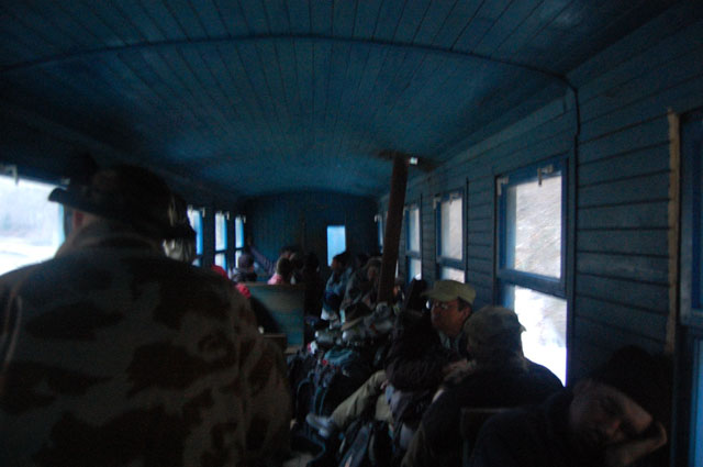 Uvnitř vagónu panovala ospalá atmosféra.