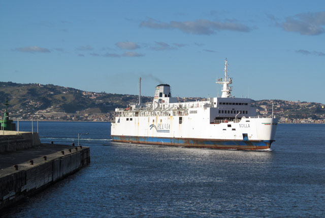 Trajekt Bluvia mezi Italskými a Sicilskými břehy.