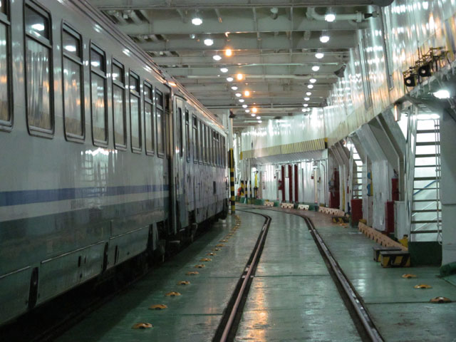 Uvnitř trajektu se záchody ve vlaku nezamykají a vše končí na palubních kolejích.