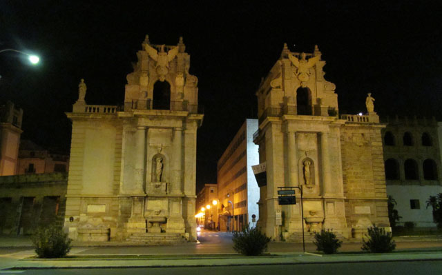 Noční Palermo (z dáli zaznívá střelba).
