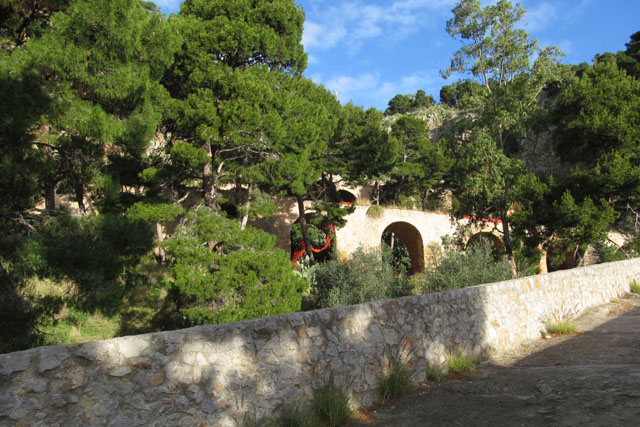 Viadukt na Pelegrínskou horu se klikatí v soutěsce.