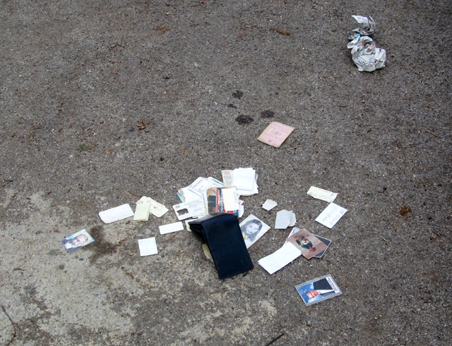 Pozůstatky nočních násilností.