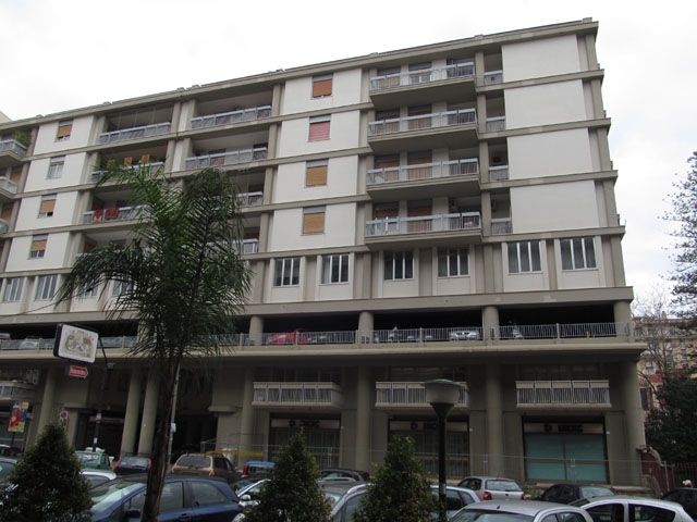 A parkování v prvním patře.