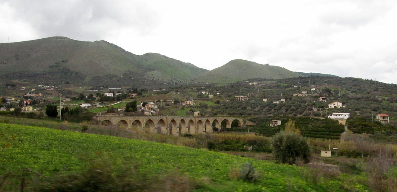 Jsou to pozůstatky zrušené dráhy do Corleone?