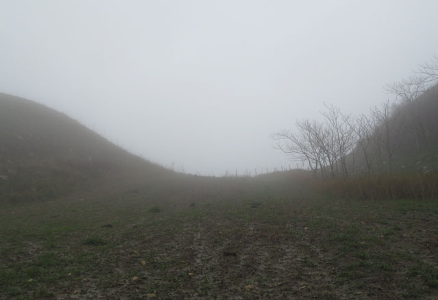 Za mlžným sedlem se ukrývá údolí neznámé řeky.