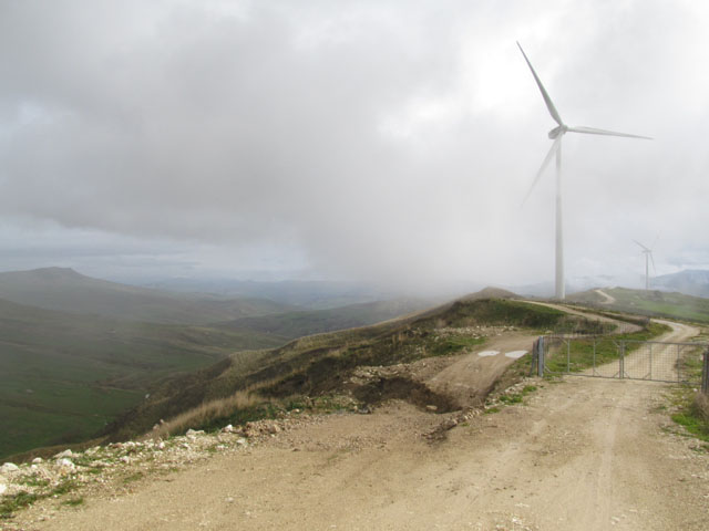 Hřebeny sicilských hor jsou posety větrnými elektrárnami.