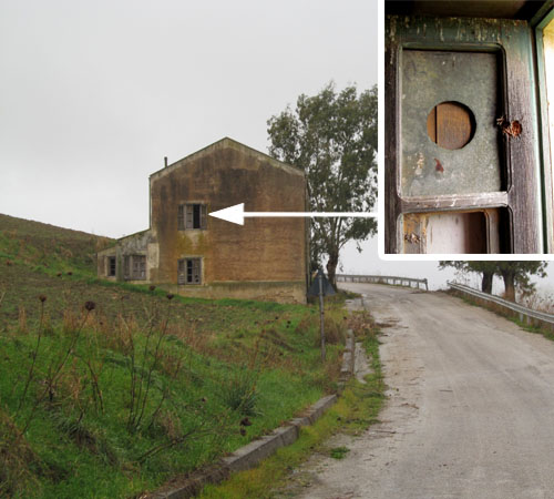 Opuštěný dům s ostřílenými okenicemi.