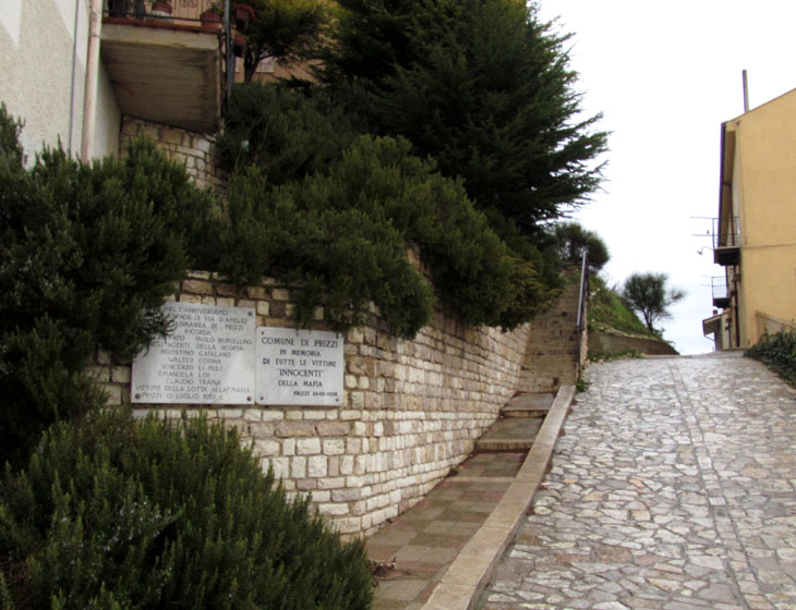 Pomník nevinným obětem mafie z roku 1993 (je jich docela dost).