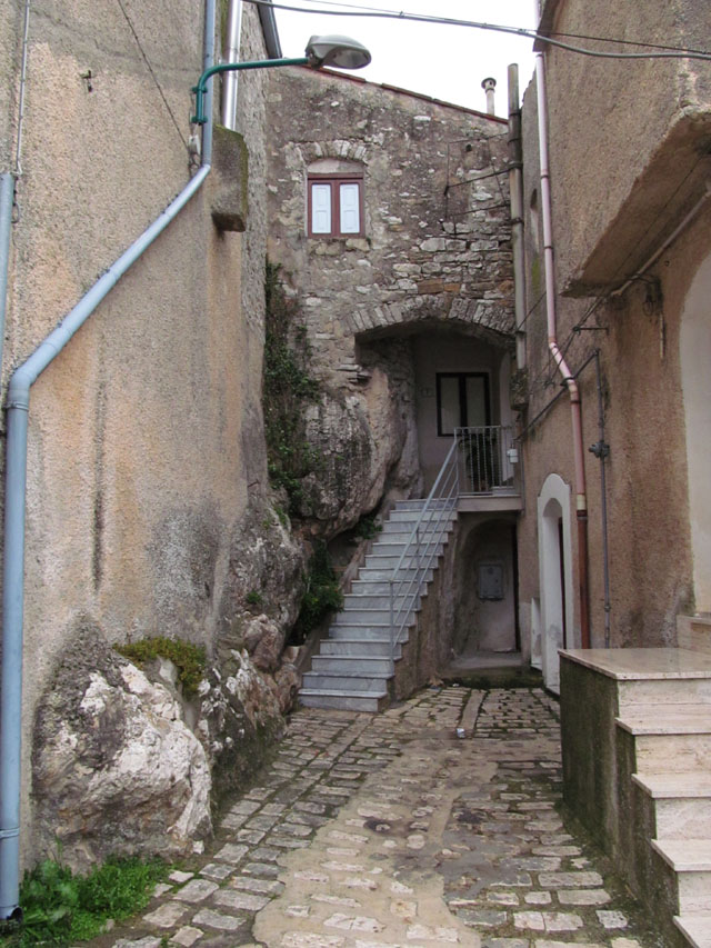 V Prizzi vyrůstají domy přímo ze skály.