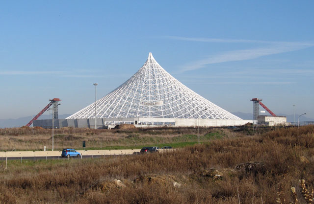 Že by na okraji Říma stavěli Kaplického chobotnici?