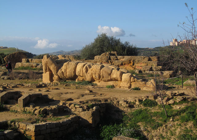 Obr Atlas, ležící, spící.