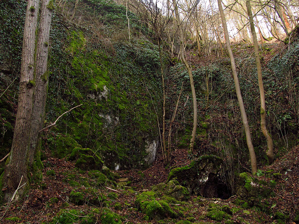 Císařská rokle ale není docela slepá. Cesta pokračuje pod zemí do Aragonitové jeskyně.