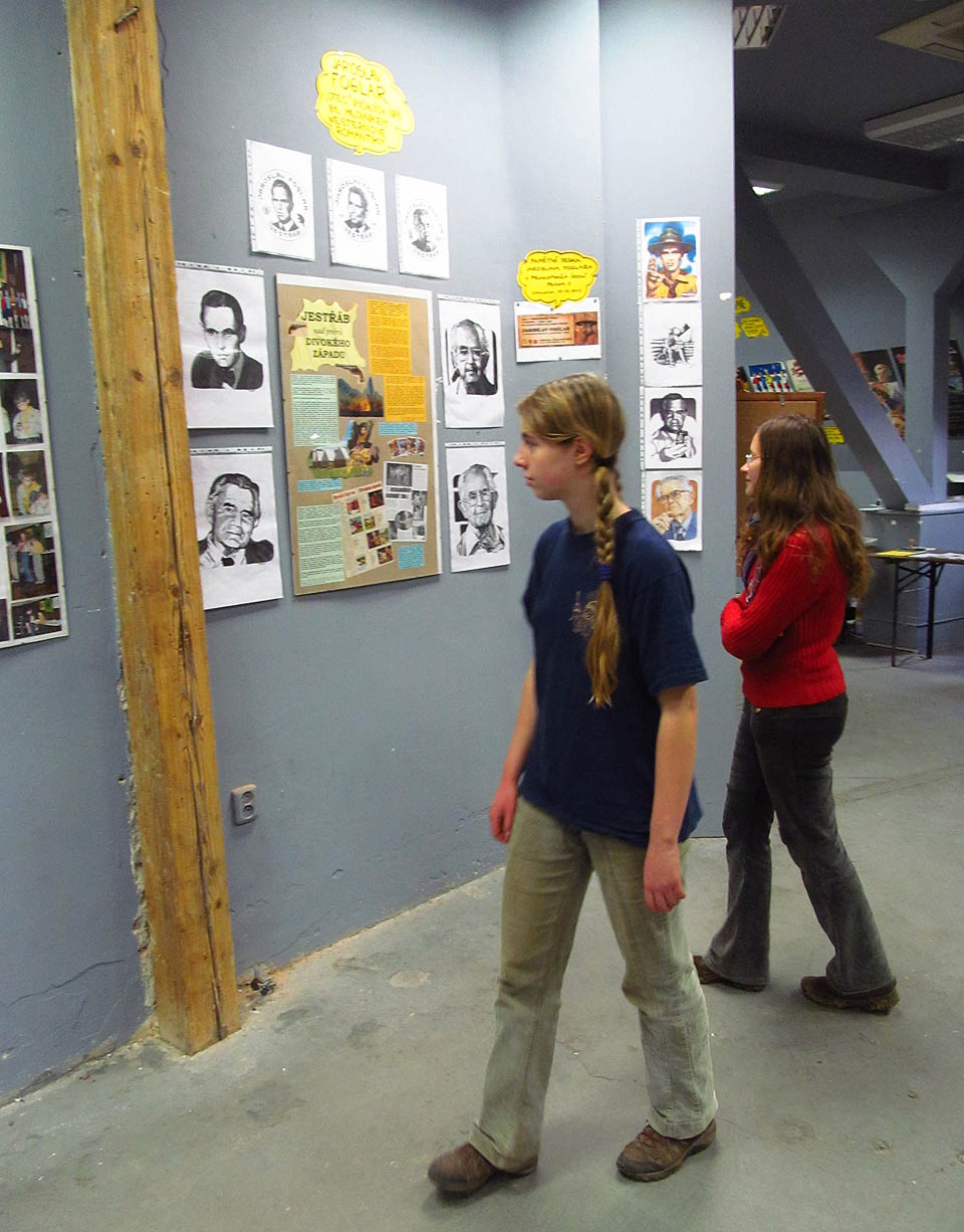 Na výstavě převládaly ilustrace Milana Tesleviče, zastoupena ale byla většina ilustrátorů Foglarovek. Největším hitem byl originál komiksu Záhada hlavolamu, který ve svých 13 letech začal kreslit Marko Čermák.