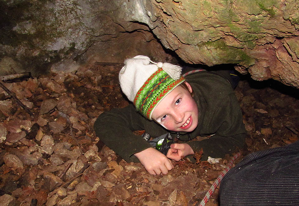 Dostat se do Aragonitové jeskyně není snadné. Ani po opatrném odstranění napadaného kamení neprolezli miniaturní dírou objemnější členové výpravy. Devítiletý průzkumník Vítek ale neměl s proniknutím dovnitř potíže.