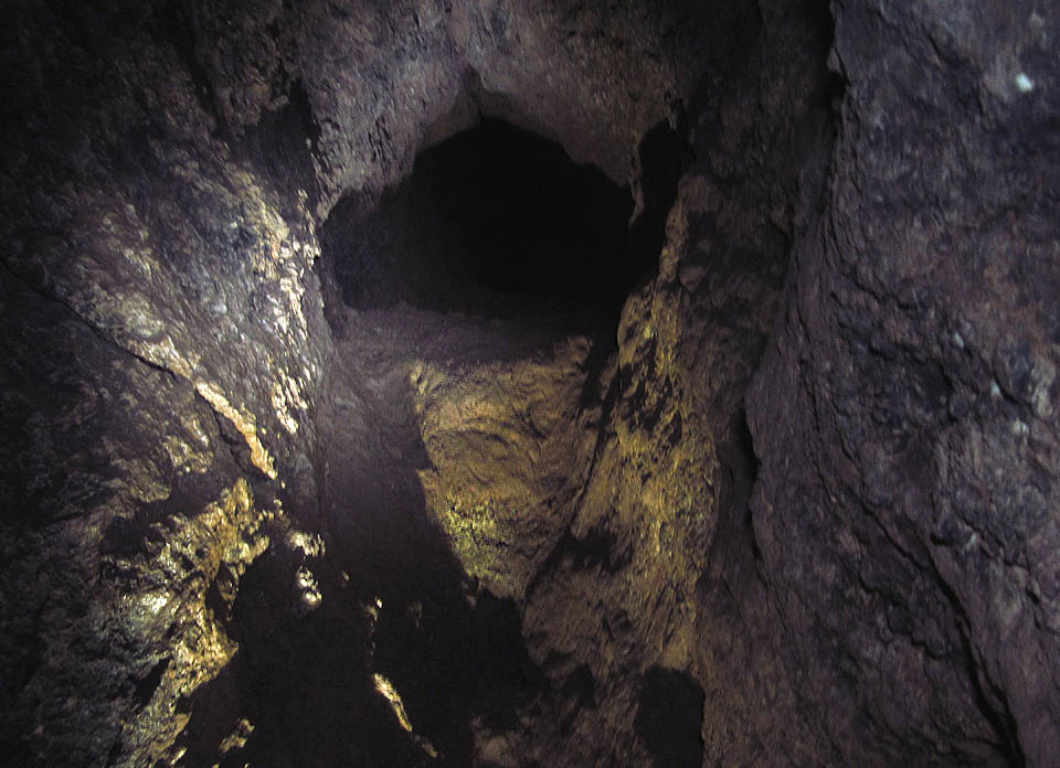 Prostory uvnitř jeskyně jsou stísněné, ale narozdíl od vstupu se tu dá vcelku pohybovat.