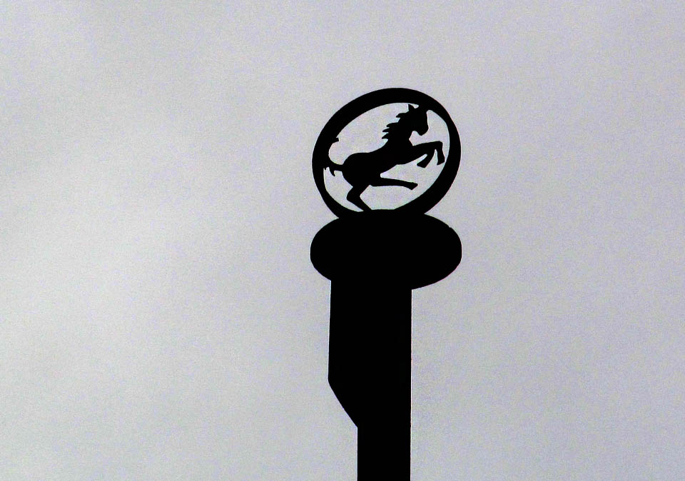 Siluety na kovových sloupcích mezi lomy Zlatý kůň a Kobyla jasně odkazují ke koňské historii místa.