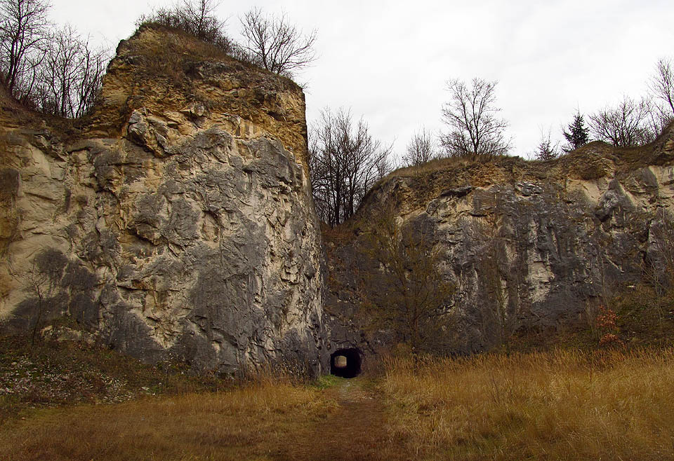 Vápencový lom Kobyla byl zpřístupněn tunelem, kterým kysi vedla úzkokolejka až k trase dnešní vlečky a dále až do Králova Dvora k železnici a řece.