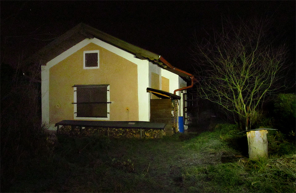 Funkci vechtrovny Korno převzalo již před desítkami let opodál stojící <a href=/tema/Korno%20hradlo%20%28hradlo%29>hradlo Korno</a> a tak jsme místo vechtra mohli v romantickém domečku bydlet my.