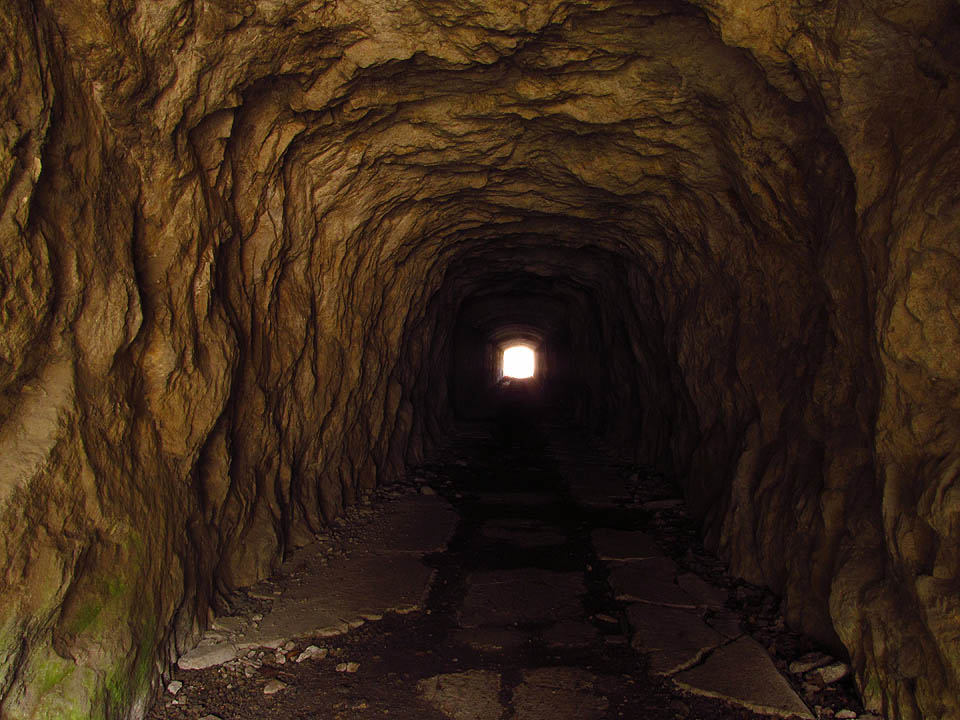 Tudy se dostávala po kolejích většina kamene z lomu Kobyla dále do světa.