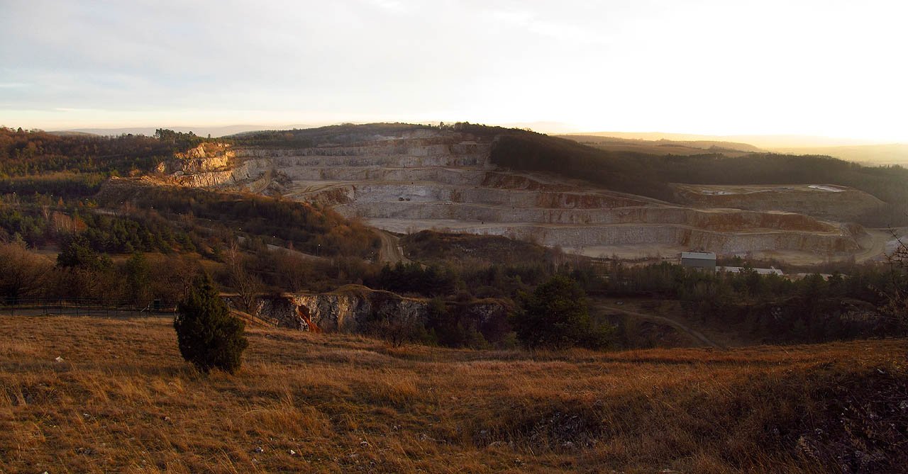 Velkolom Čertovy schody má několik oddělených částí a na délku měří skoro 2 kilometry.