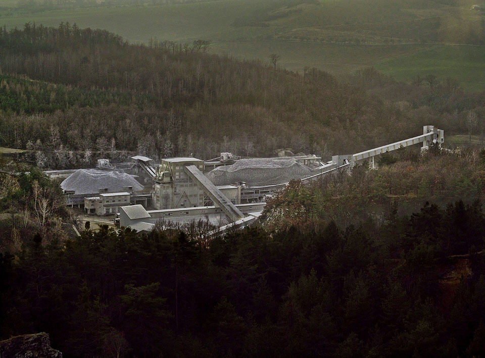 Kontrasty Českého krasu: technika vetknutá do přírody na Čertových schodech. Narozdíl od přírodního Moravského krasu, v Čechách bylo odjakživa rušno.