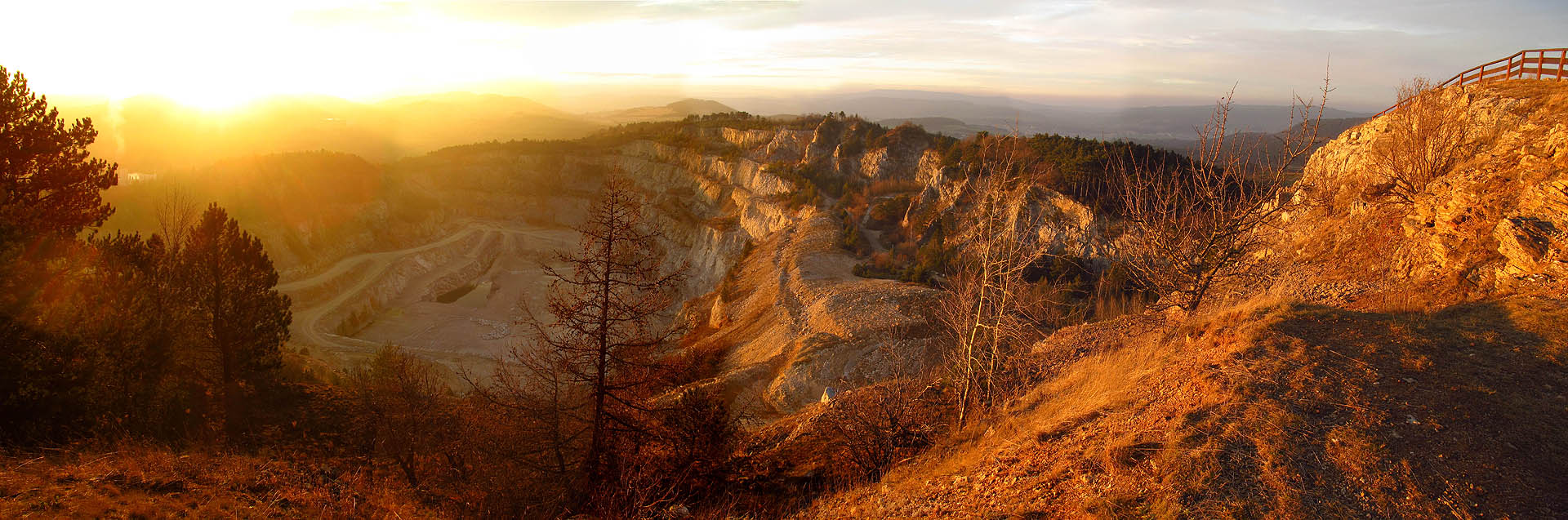 Odvrácená část velkolomu Čertovy schody. Ani se nám nechce věřit, že je 28. prosince.