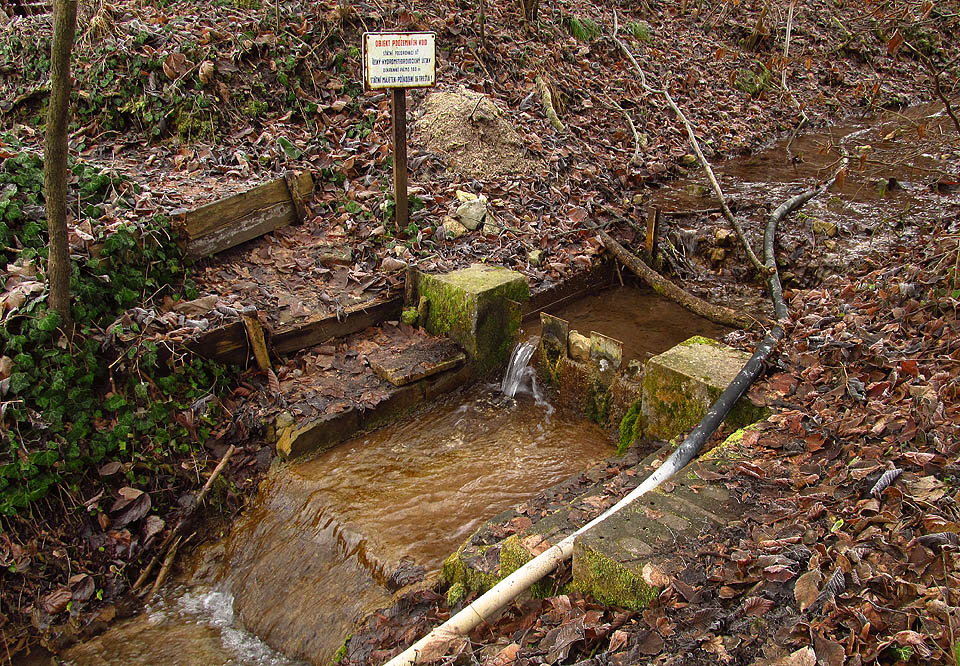 V ústí Císařské rokle je objekt pro pozorování povrchových vod podobný tomu <a href=/obrazek/Hlavni/226/226-19.jpg>v Košeticích</a>.
