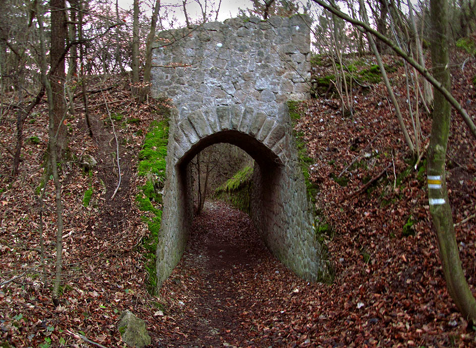Okolí lomu lemují pozůstatky po cestách a úzkokolejných drážkách, které dříve umožňovaly těžbu.