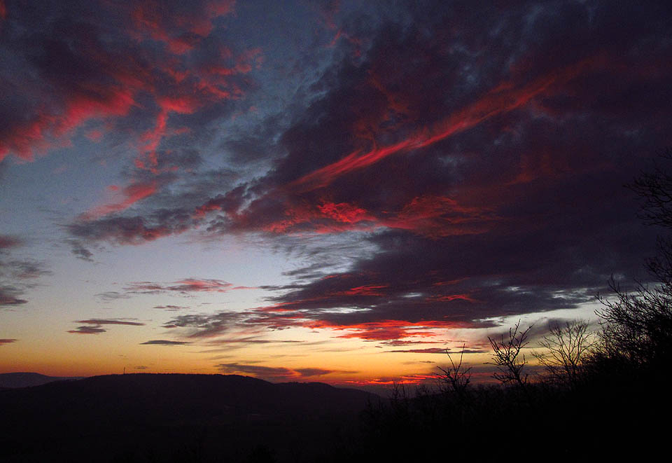 Prosinový západ slunce nad Zlatým koněm.