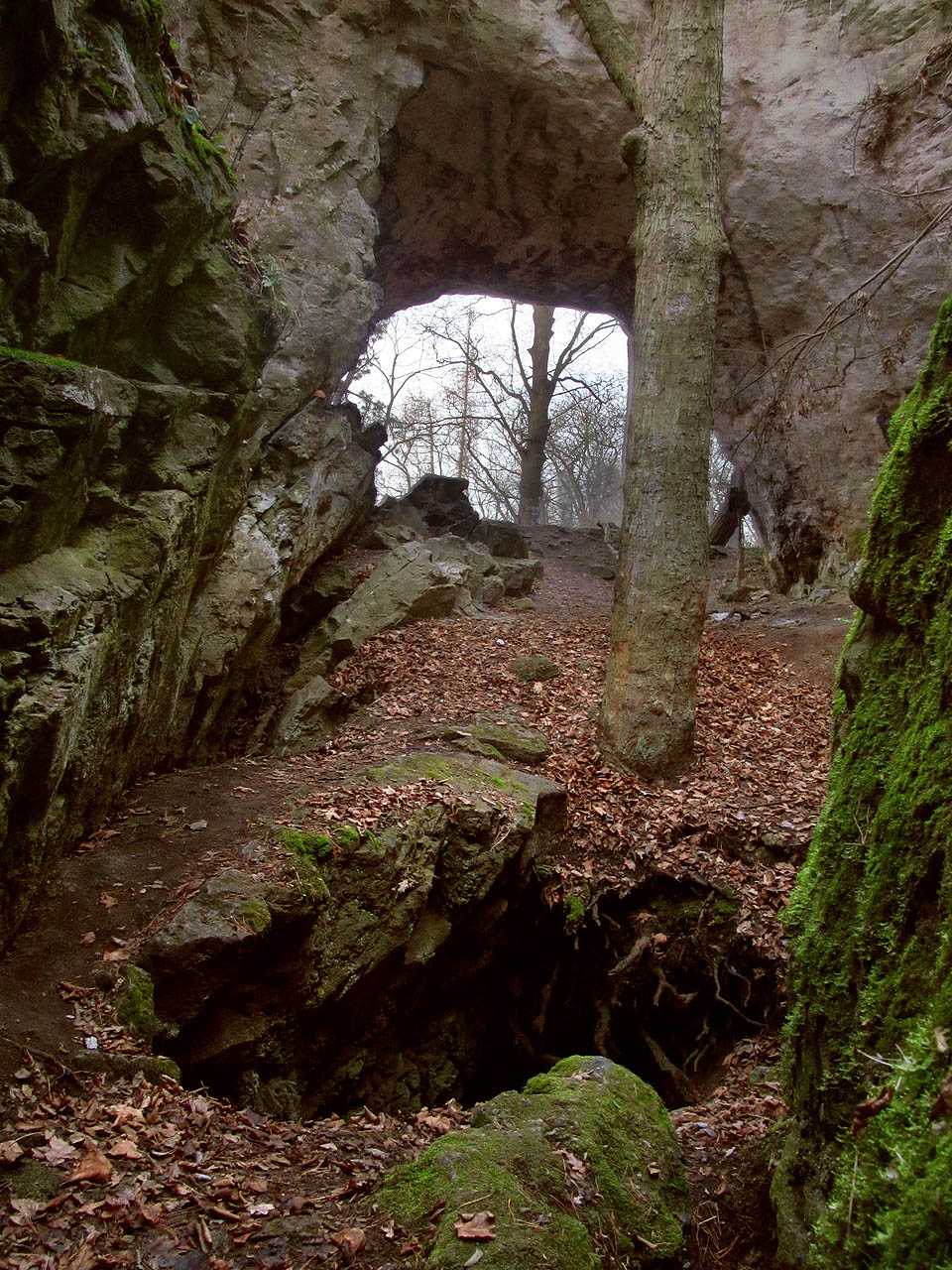 Propadem stropu větší jeskyně se zachováním vstupního oblouku vznikla kdysi tzv. Aksamitova brána, skrze níž lze vstoupit nad propast vedoucí do nižších pater. V roce 1880 byl údajně pro zabezpečení hojně navštěvovaného místa odstřelen a zavalen otvor vedoucí hlouběji, přesto je dnes legendami opředená propast a jeskyně hojně navštěvovaným místem.