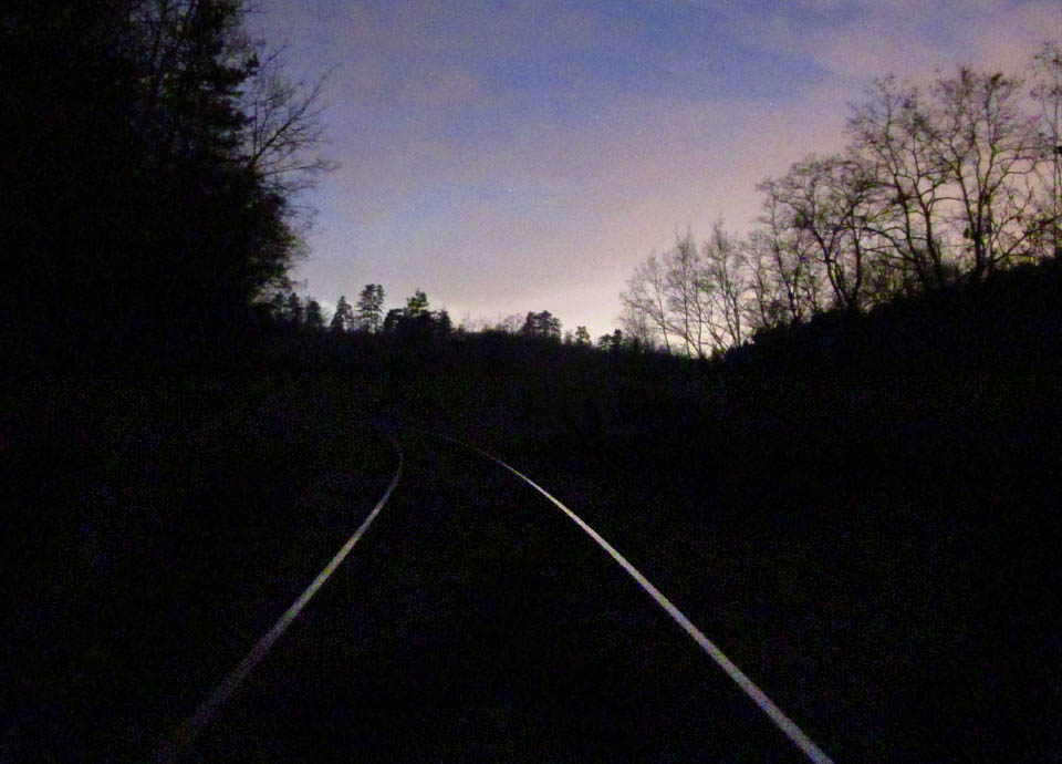 Zpátky do civilizace jsem šli po dně Suhomastského údolí, po kolejích <a href=/tema/Vle%C4%8Dka%20Beroun%20se%C5%99a%C4%8Fovac%C3%AD%20n%C3%A1dra%C5%BE%C3%AD%20-%20%C4%8Certovy%20schody>vlečky do velkolomu Čertovy schody</a>.