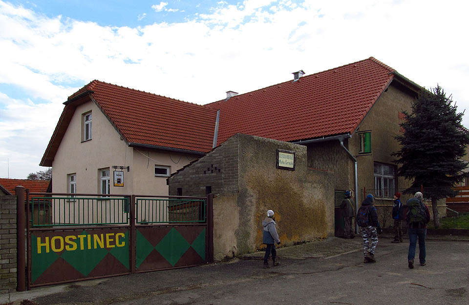 Našli jsme jej u hospody v Hatích, kterou kdysi vyzdobil sám Marko Čermák.