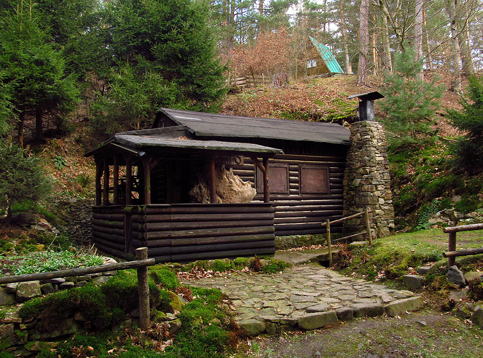 Na konci roku zeje srub Marko Čermáka samotou. Místo romantiky odlehlé divočiny ale zklamáni zjišťujeme, že stojí skoro uprostřed chatové osady.