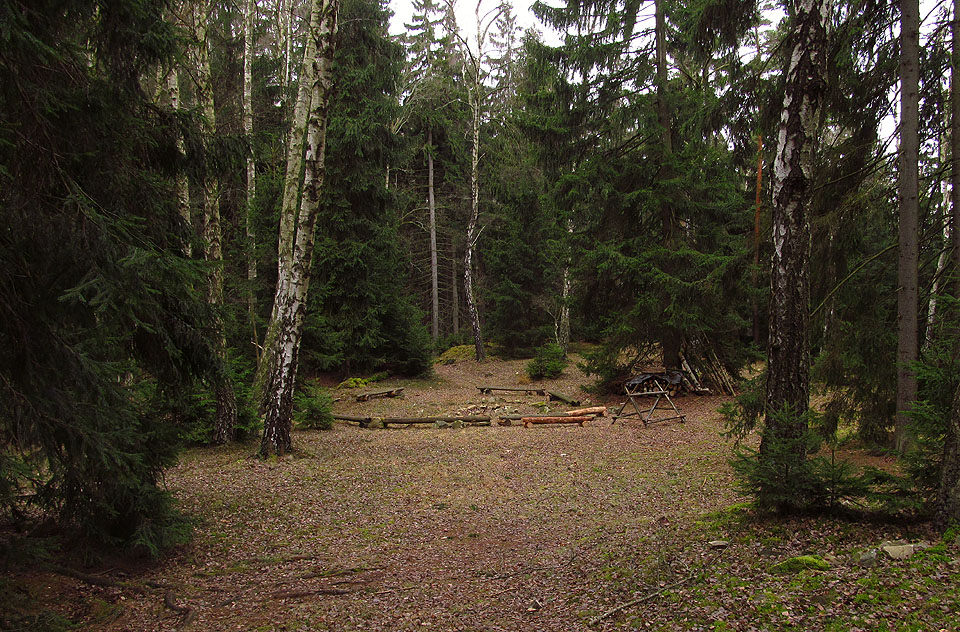 Carmen nás provedl přes několik campů. Skrytých ve skalách a u potoků, ztichlých pod napadaným podzimním listím, odpočívajíích než přijde zase jaro.