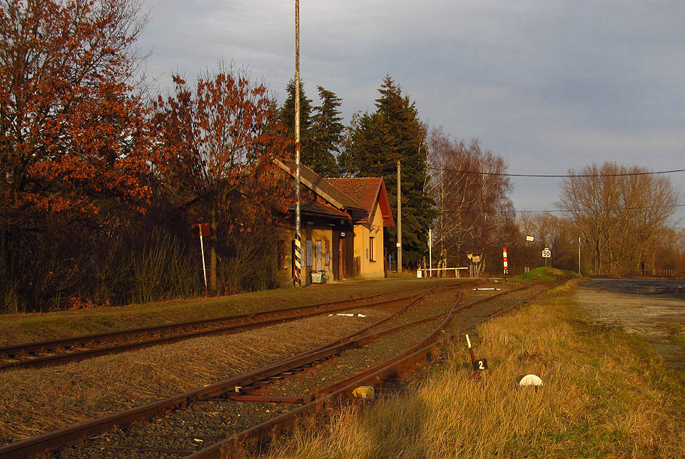 Na ospalém <a href=/Tema/V%C5%A1eradice%20%28n%C3%A1kl%20a%20%C5%BEzast%29>nádraží ve Všeradicích</a> jsme se se západem slunka vsákli do vlaku plného trampů.