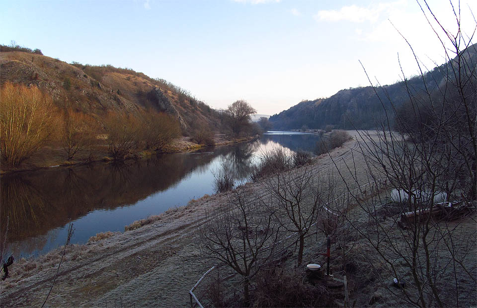 Předposlední ráno roku 2013 a mlha nad Berounkou pod vechtrovnou Korno.