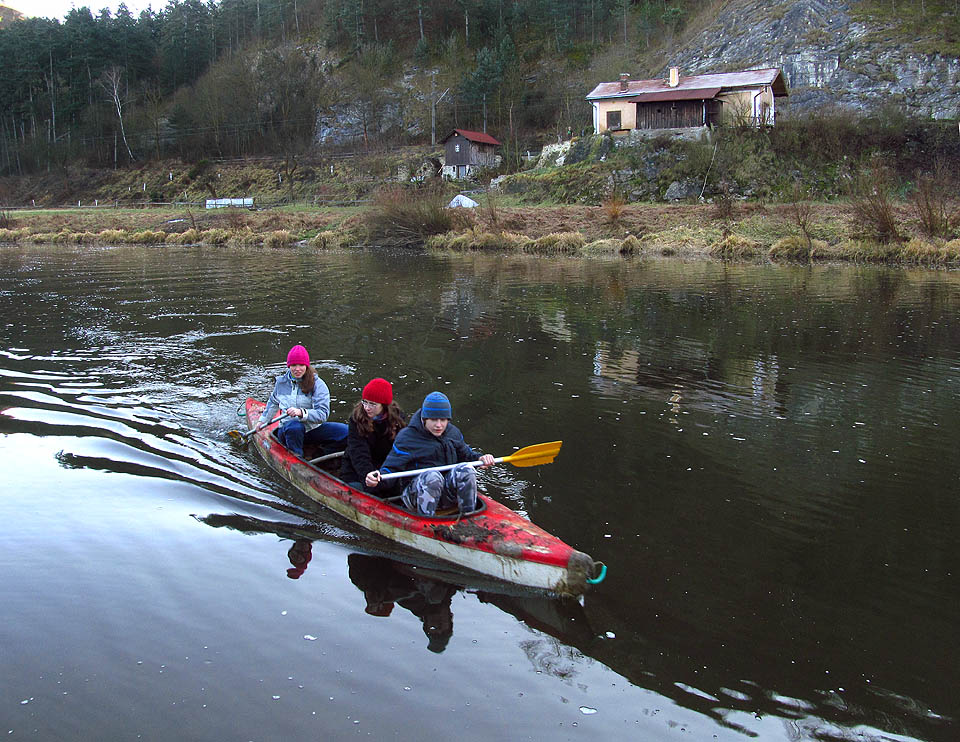 Hned zrána přeplouváme řeku za dohledu zkušených vodáků nebo přímo jejich silou.
