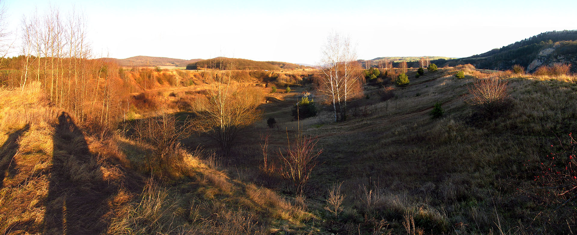 Pískovny na protějším břehu jsou jenom takovým rozehřívacím průmyslovým areálem před tím, co teprv přijde.