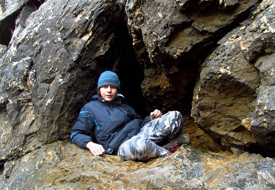 Kamarád Ilič leze z díry na cestě k <a href=/Tema/Lom%20Alkazar>lomu Alkazar</a>.