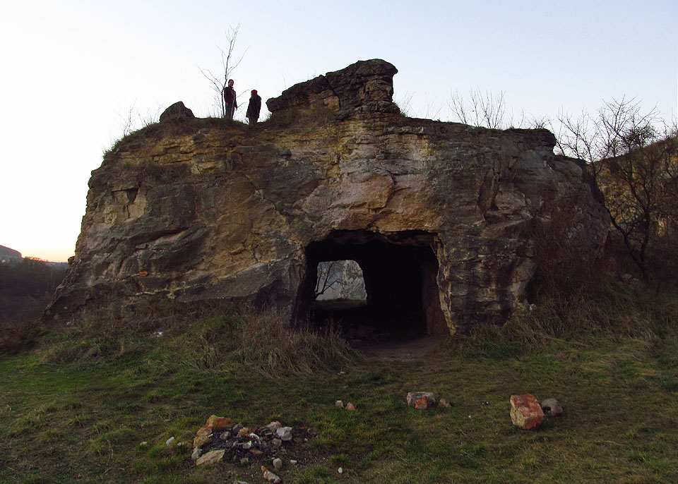 Nejvíc nás ovšem zajímají pozůstatky úzkokolejek, kterých bylo plno nejen v lomu, ale také na cestě do Berouna po levém břehu řeky.