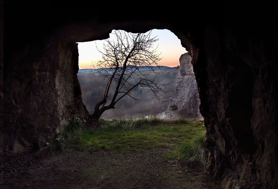 Nad údolím Berounky se táhne kouř z okolních vesnic, nad Alkazarem se stmívá.