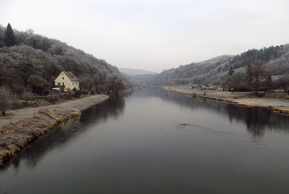 Na Silvestra nám zimu připomněla alespoň jinovatka. Nad Berounkou konečně mrzne, vzduch je nehybný a tichý.